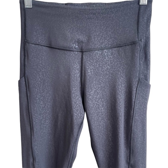 Athleta Ultimate Stash Pocket Embossed XS EUC - Picture 5 of 9